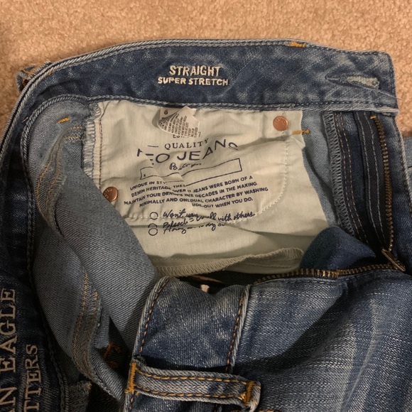 Light-wash American Eagle Jeans - Picture 3 of 4